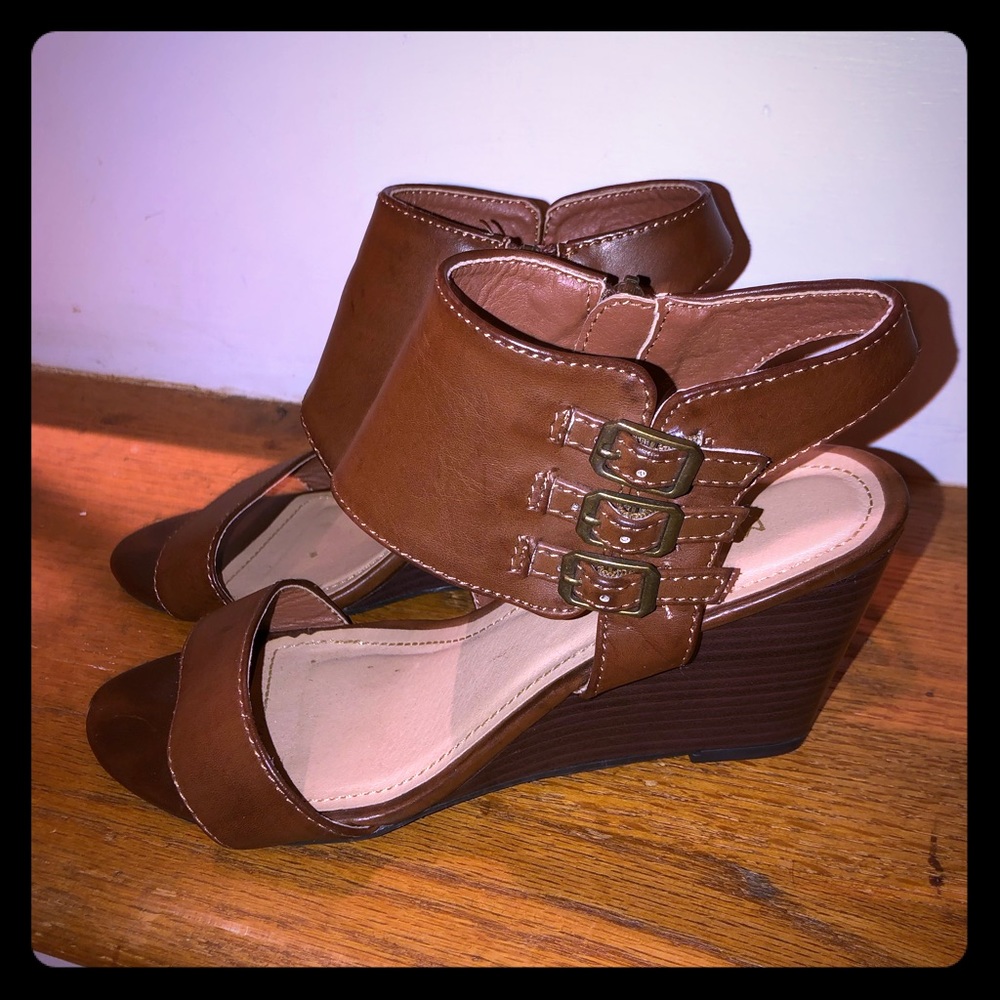 Madeline Stuart 6M zip side wedges